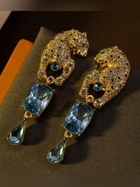 NEW! Vintage Golden Leopard Earrings. Blue Rhinestones 22K Gold Plating. 🐆 A1-56